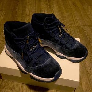 Jordan shoe size 5.5 in women’s. The color is navy blue with white.